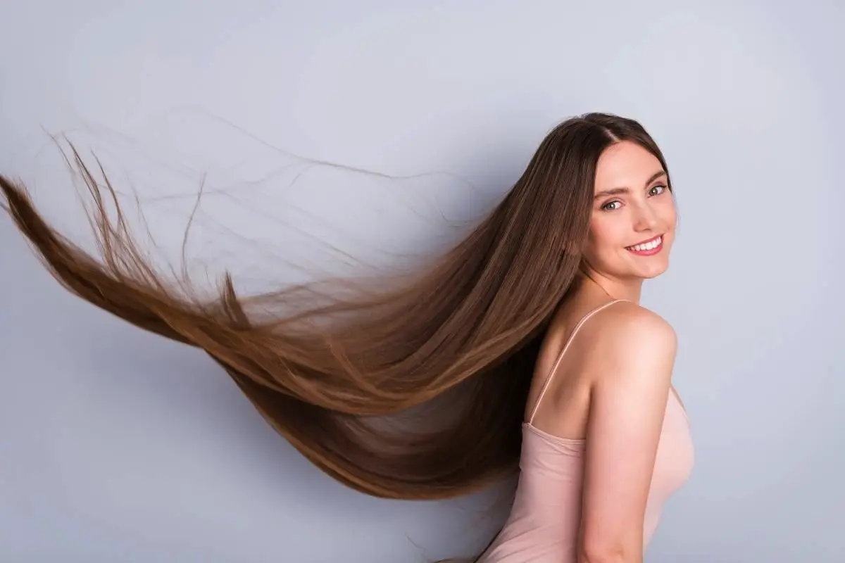 Hitreje kot blisk: za daljše lase izberi šampon s to sestavino