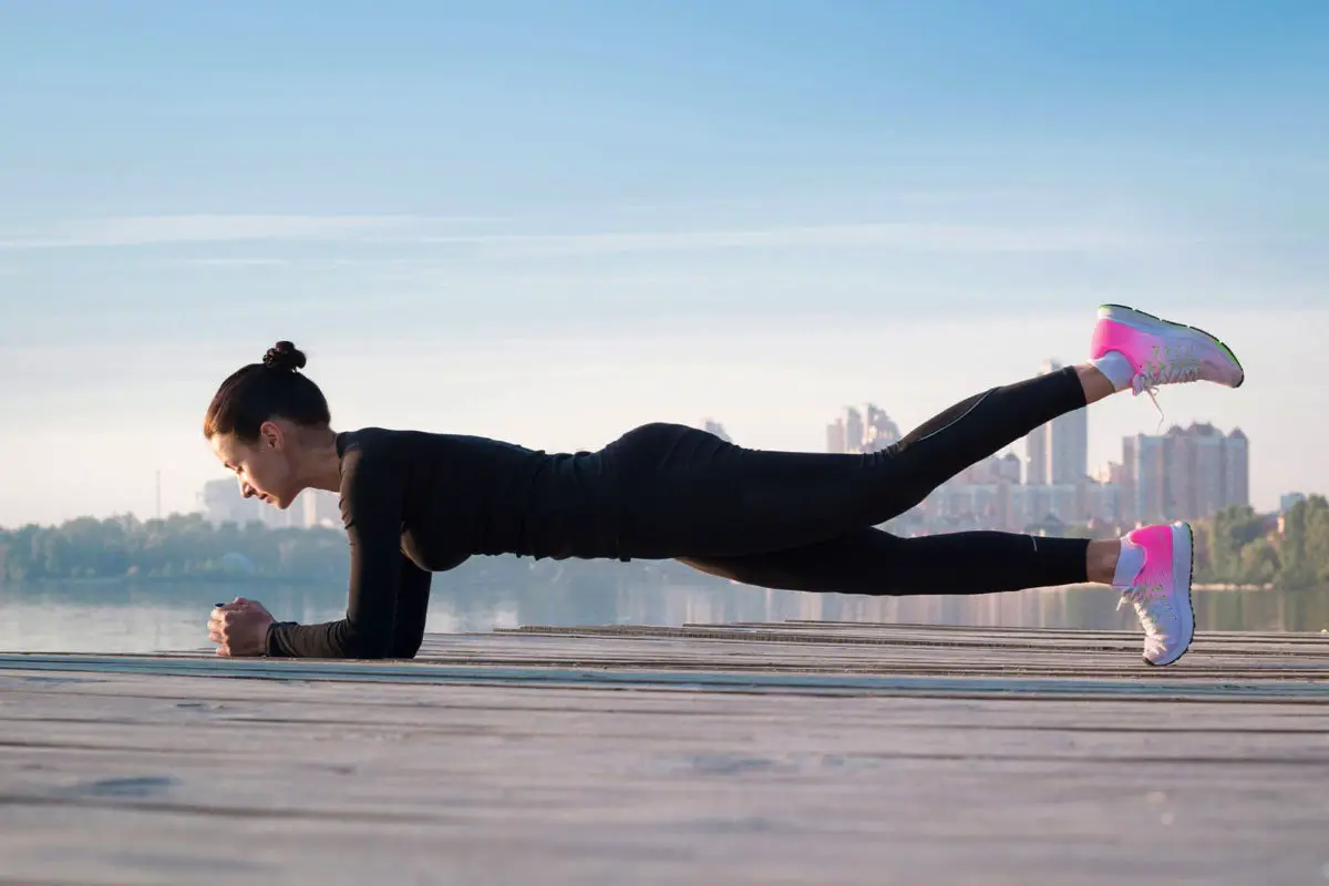 Dom namesto telovadnice: 6 »lenih«, a učinkovitih vaj balerine