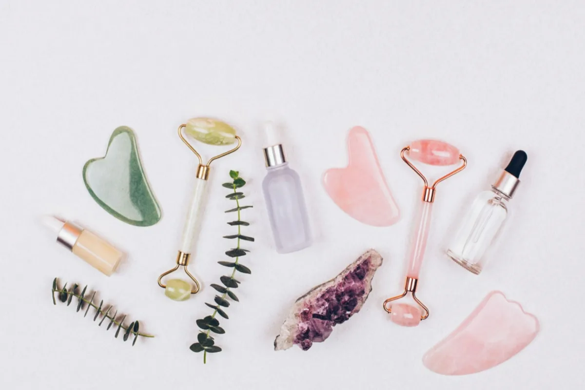 Kako pospešiti rast las z guaša strgalom: preprosta vsakodnevna tehnika