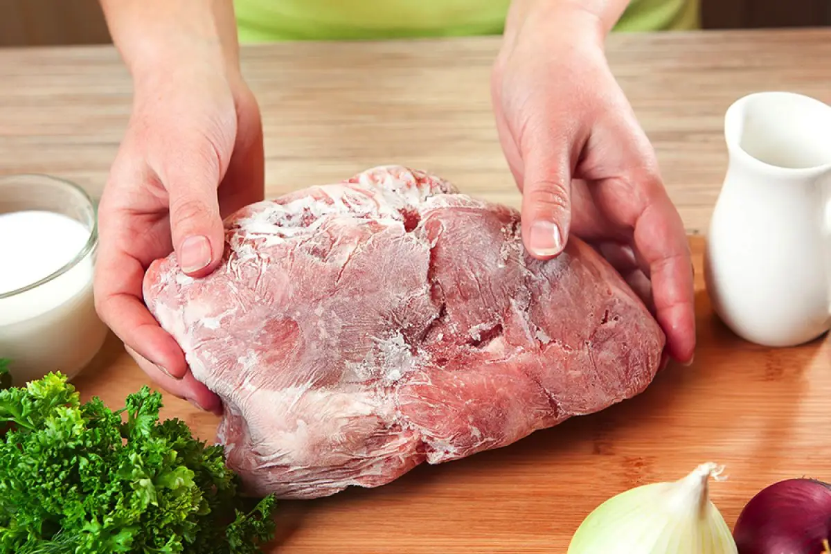 Ne le čakanje: Kako hitro odmrzniti meso, ko primanjkuje časa