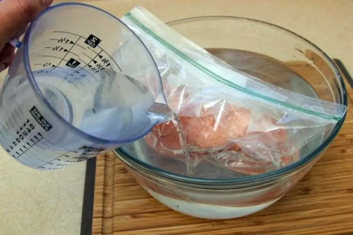 Ne le čakanje: Kako hitro odmrzniti meso, ko primanjkuje časa