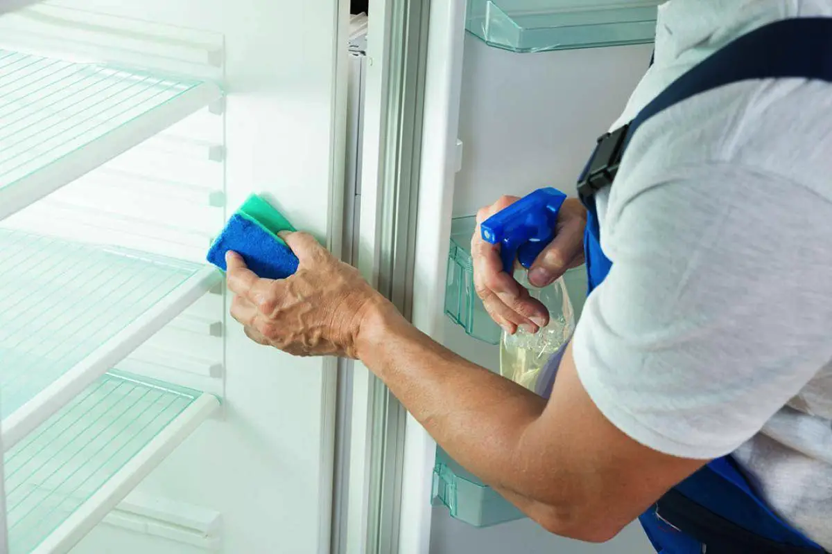 Kako razkužiti hladilnik in odpraviti neprijetne vonjave