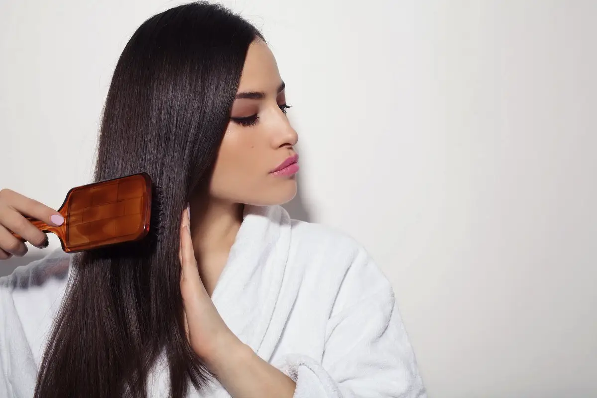 Kaj je aromatično česanje in kako pomaga pri prhljaju ter izpadanju las