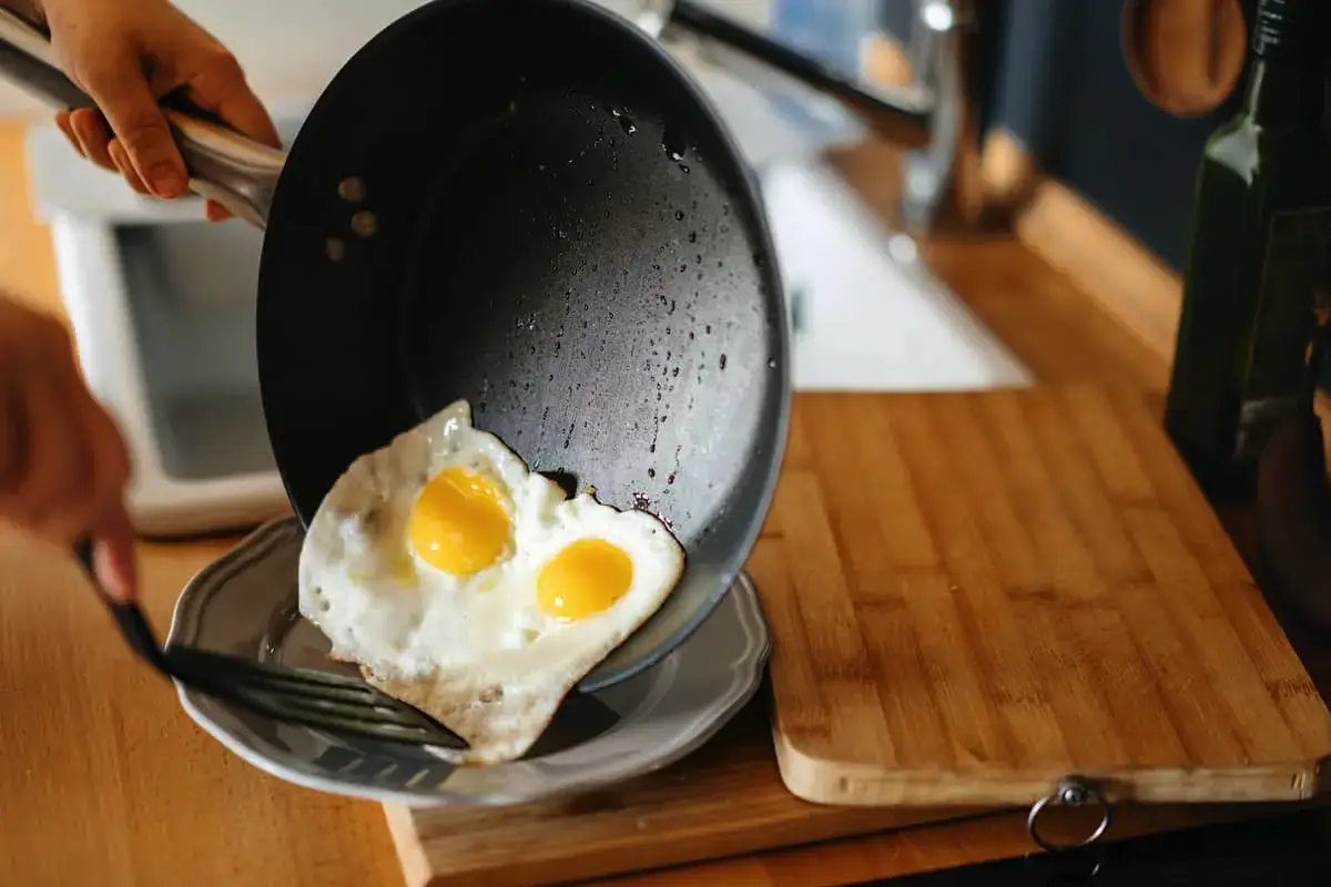 Kako pripraviti "popolna" in "veliko okusnejša" jajca vsakič: kaj dodati namesto olja