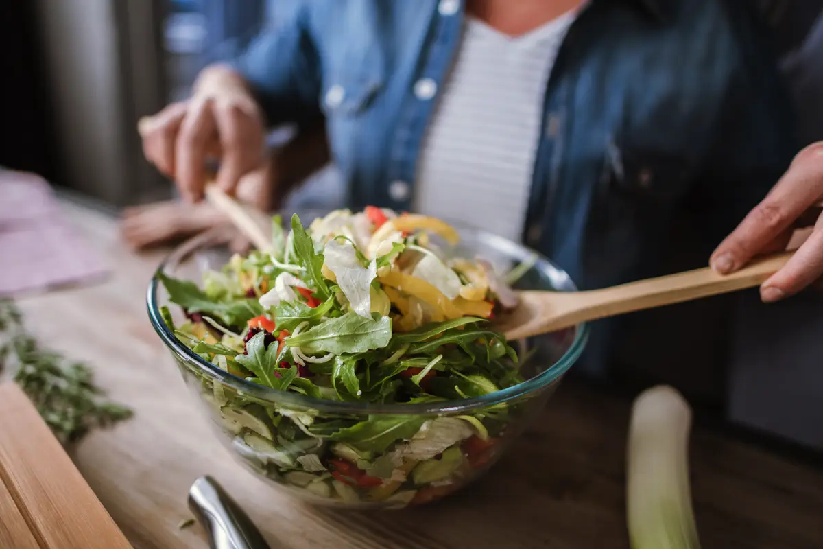 Kako pripraviti okusen solatni krožnik iz sestavin v hladilniku