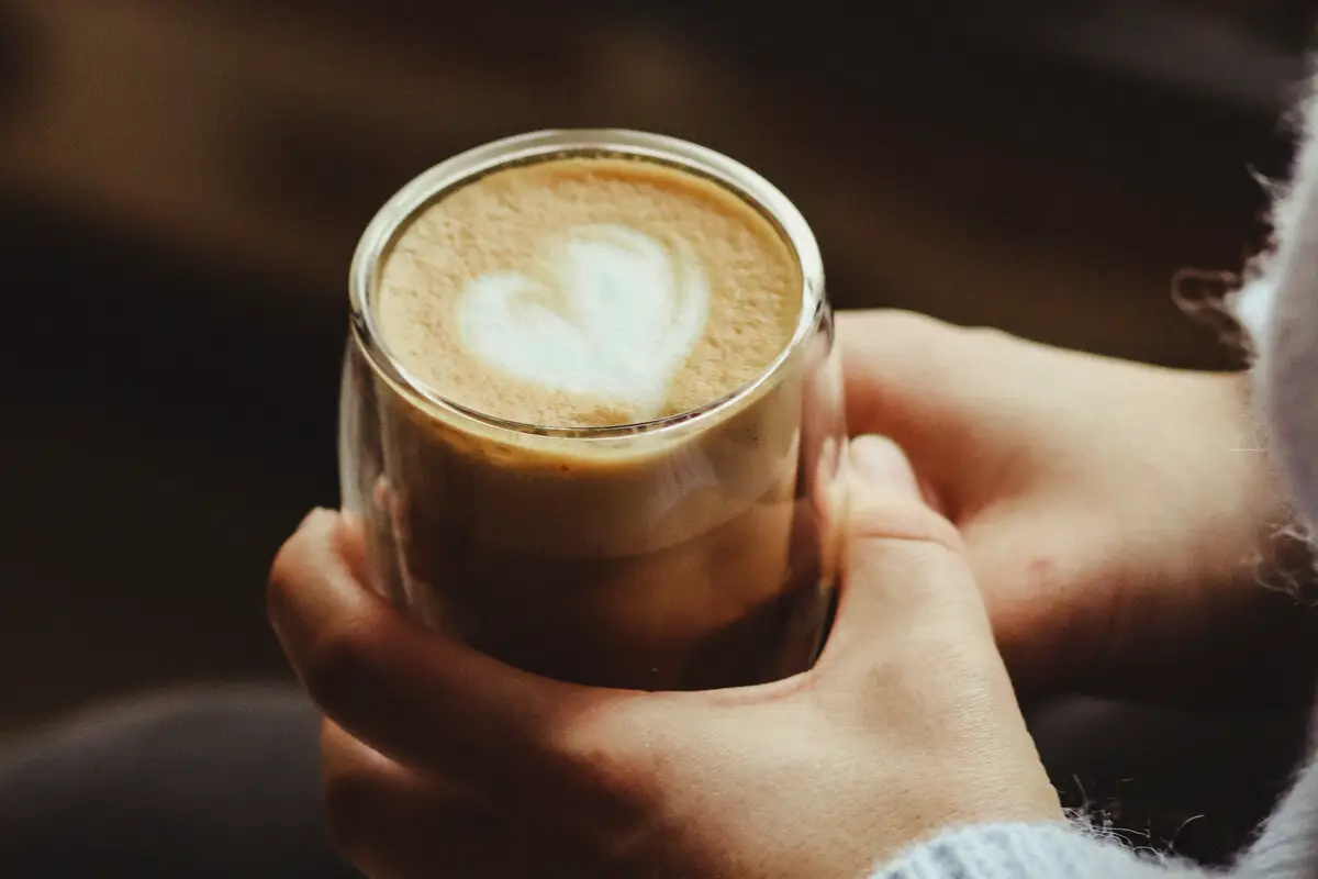 Kako pripraviti kapučino brez kavnega aparata: preprost recept za domačo kavo