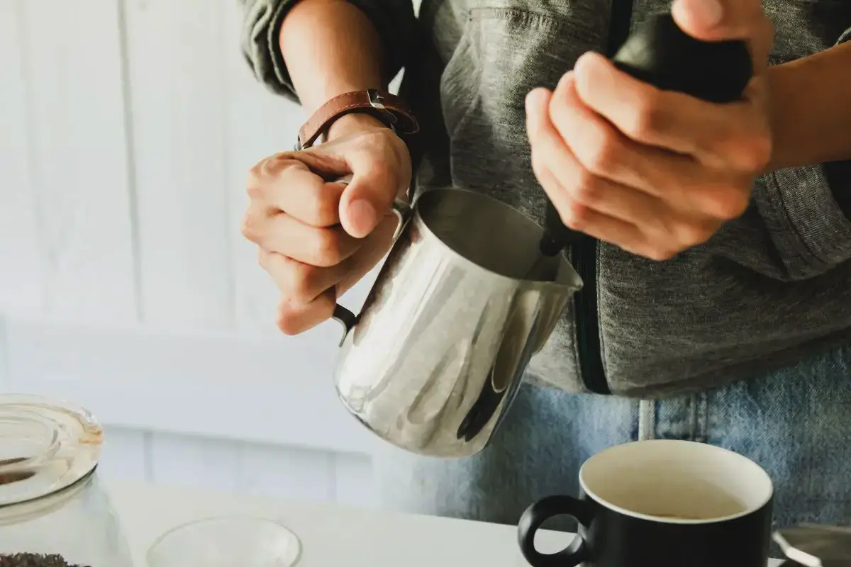 Kako pripraviti kapučino brez kavnega aparata: preprost recept za domačo kavo