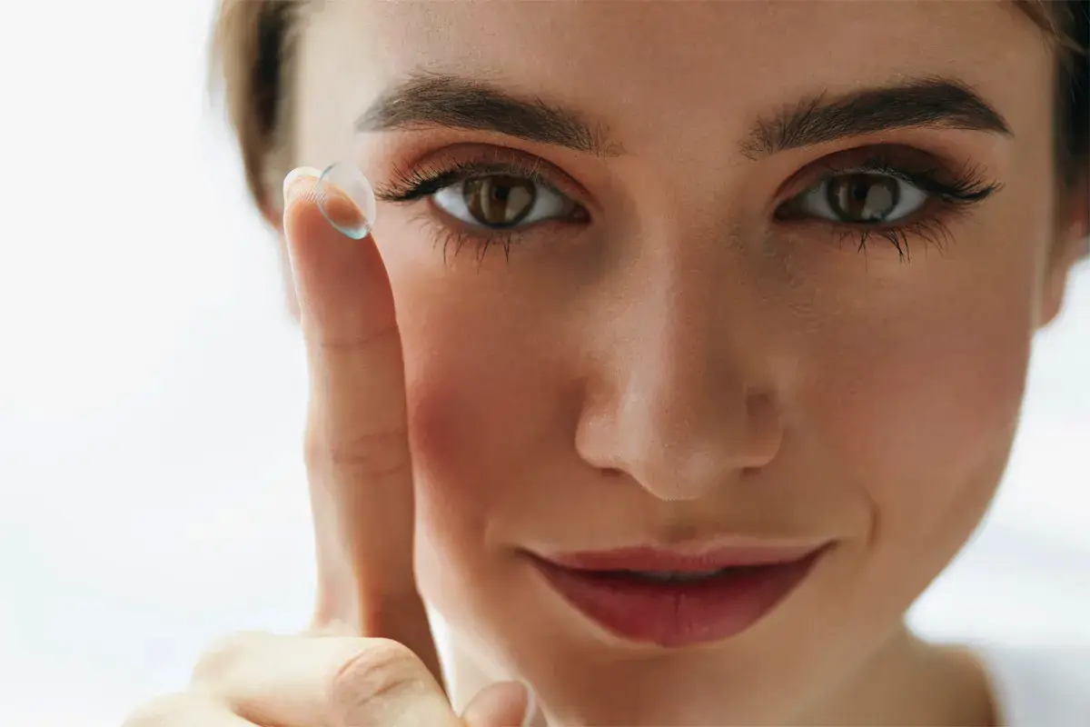 Zakaj imajo kontaktne leče različne roke uporabe in kaj se zgodi, če jih nosiš predolgo?