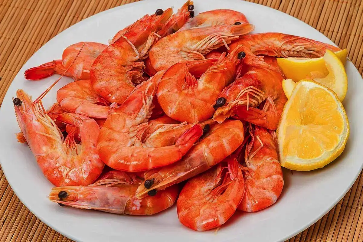 Kako pripraviti kozice v samo 5 minutah: preprost trik, ki vam bo olajšal življenje