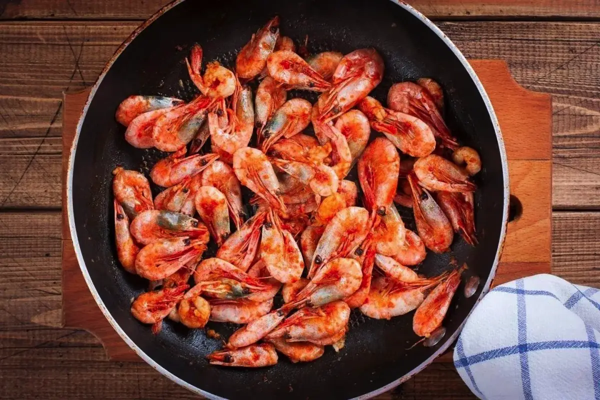 Kako pripraviti kozice v samo 5 minutah: preprost trik, ki vam bo olajšal življenje