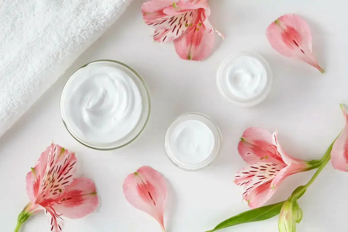 Krem ali losjon: Kako izbrati pravo nego za telo in jo pravilno uporabljati