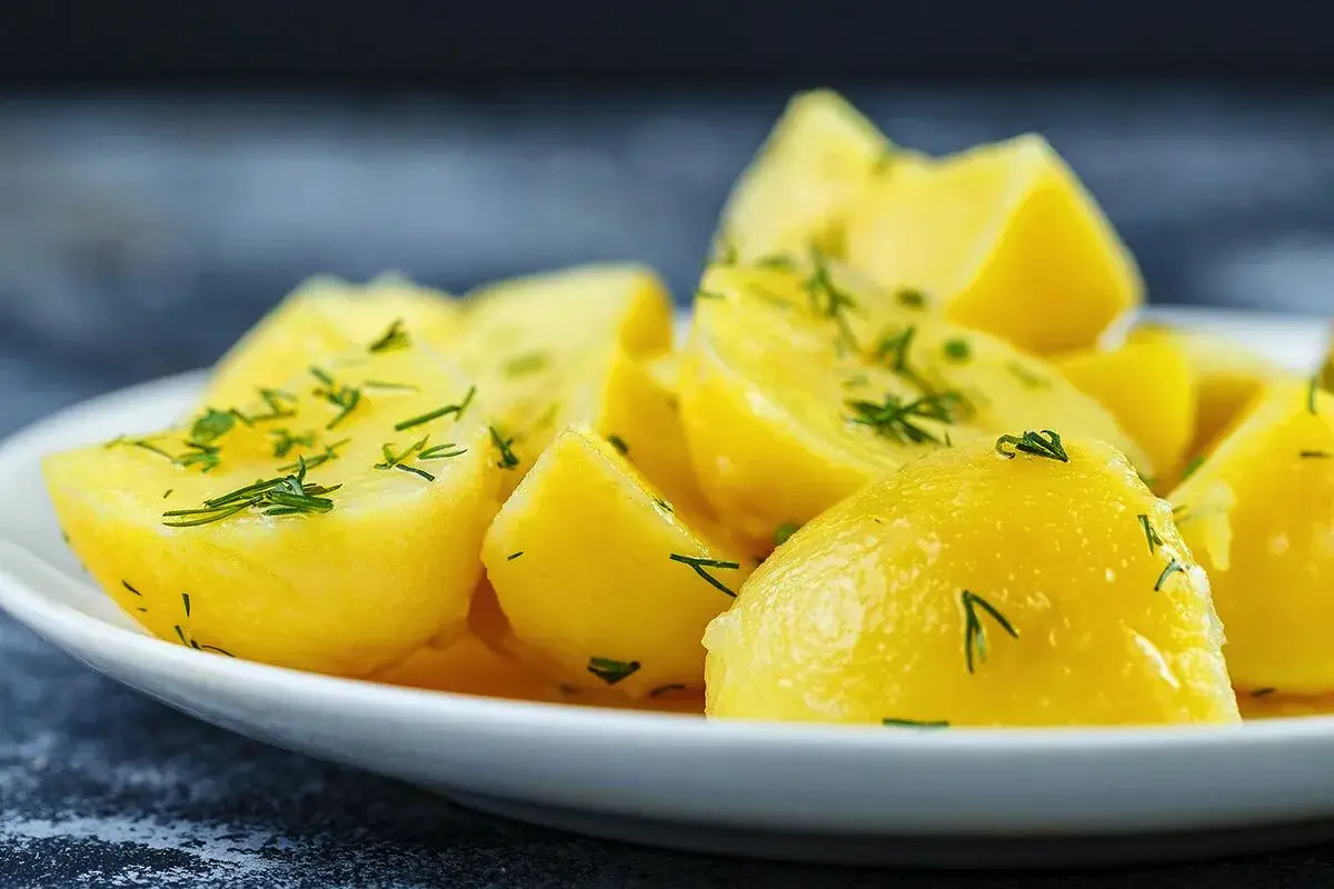 Pozabite na navadno vodo: to bo kuhan krompir naredilo 100-krat okusnejši