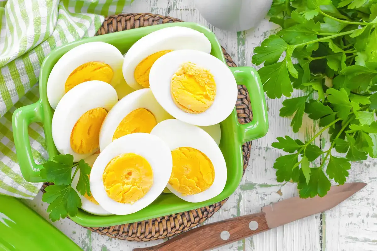 Zakaj bi pri kuhanju jajc solil vodo: Trik, ki ga ne poznajo vsi