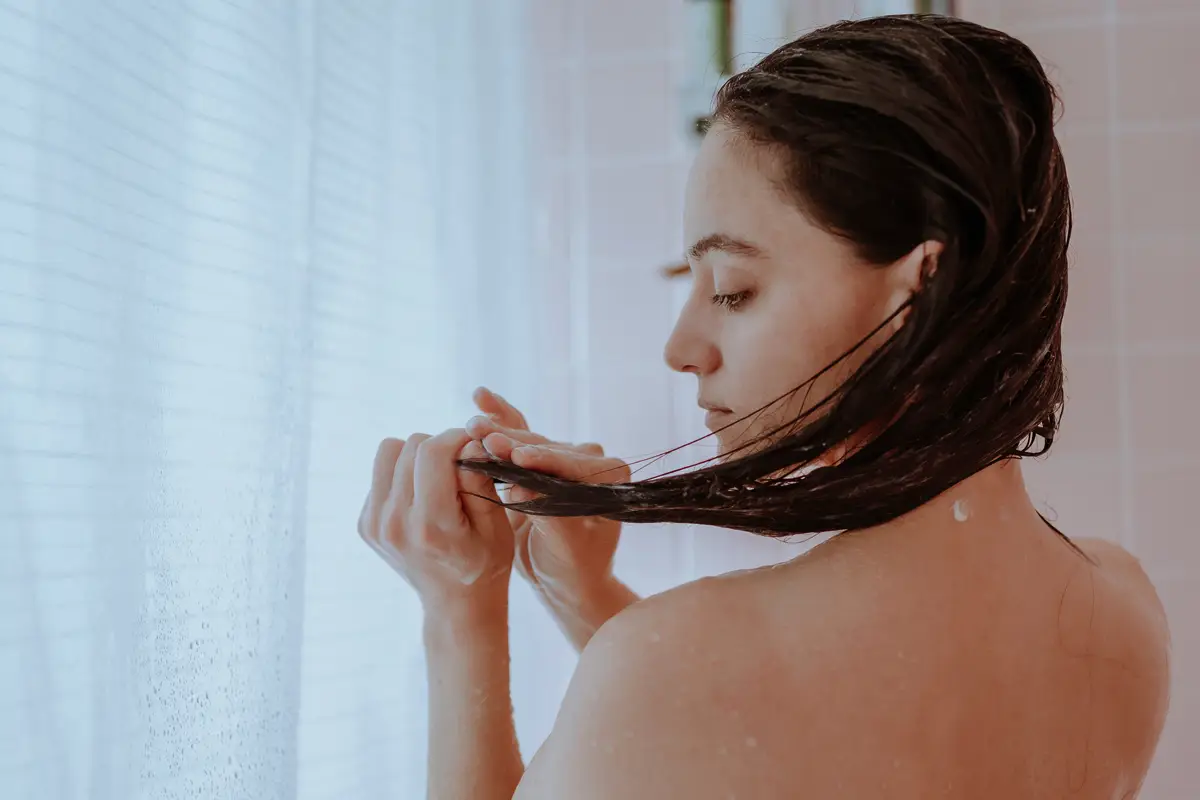 Kaj storiti, če so lasje videti mastni že po umivanju: nasveti frizerja in trihologa