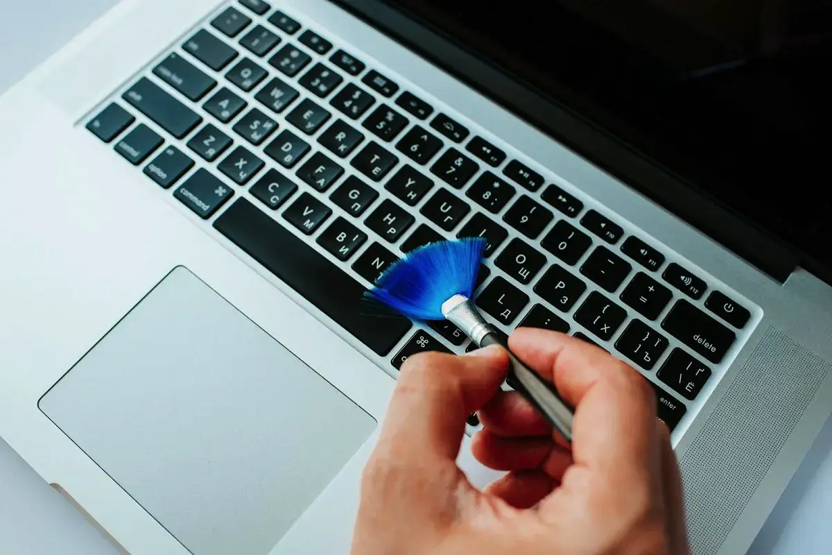 Kako očistiti tipkovnico MacBooka po razliti tekočini