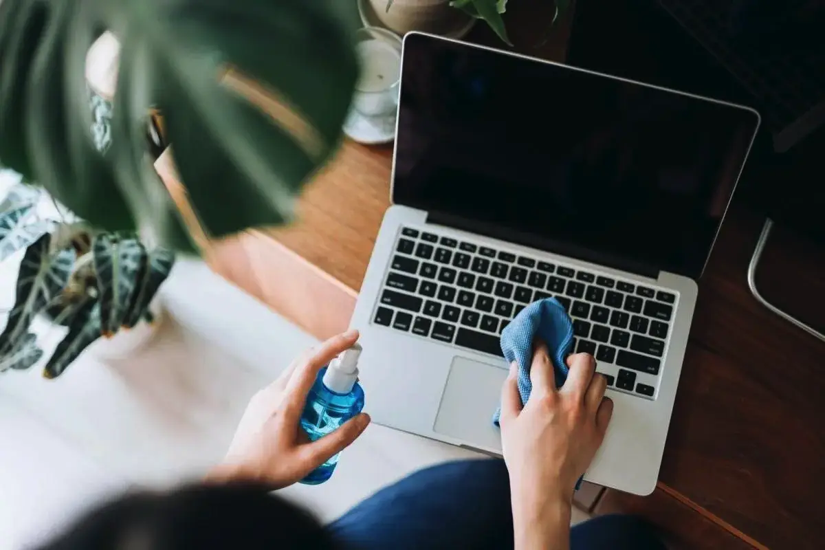 Kako očistiti tipkovnico MacBooka po razliti tekočini