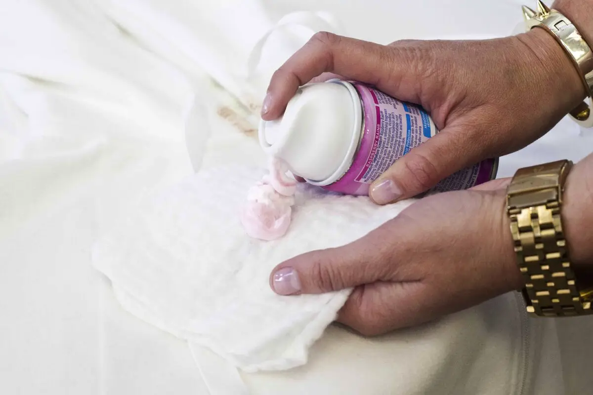 Ne le madež: Kako odstraniti madeže tonske kreme z oblačil z domačimi in specializiranimi sredstvi