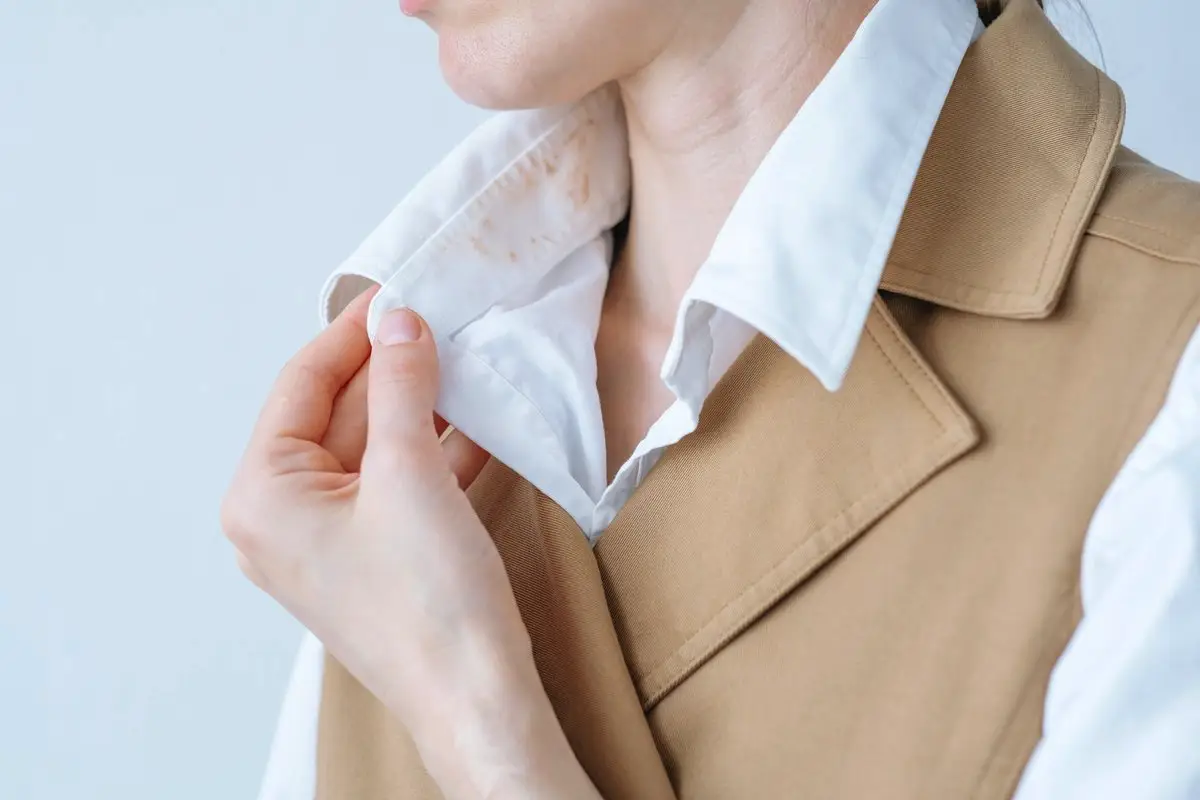 Ne le madež: Kako odstraniti madeže tonske kreme z oblačil z domačimi in specializiranimi sredstvi