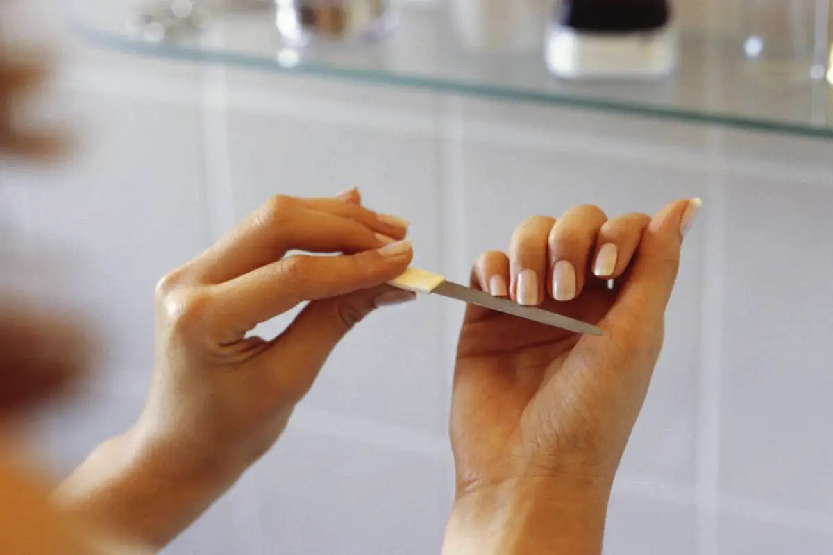 Nikoli ne pili nohtov, preden ne narediš tega: Nasvet mojstrov manikire