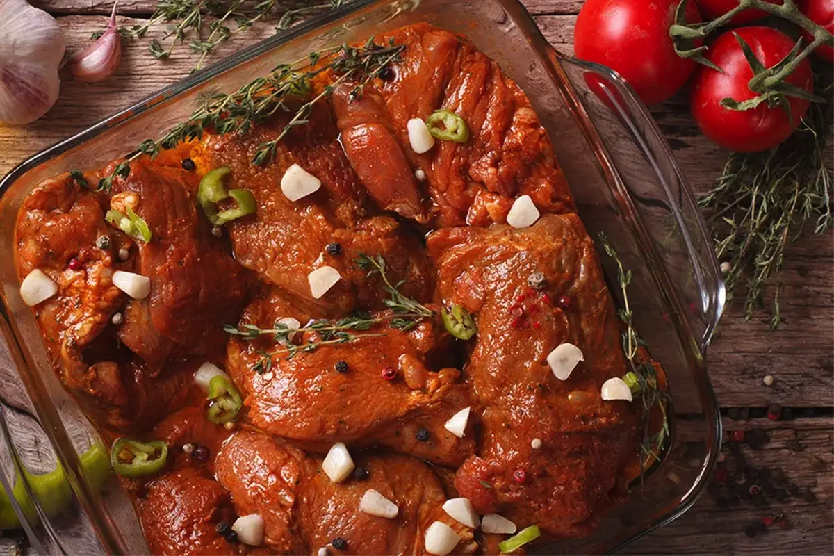 Luka, meta ali pivo: 7 resnično odličnih marinad za žar, ki jih morate preizkusiti