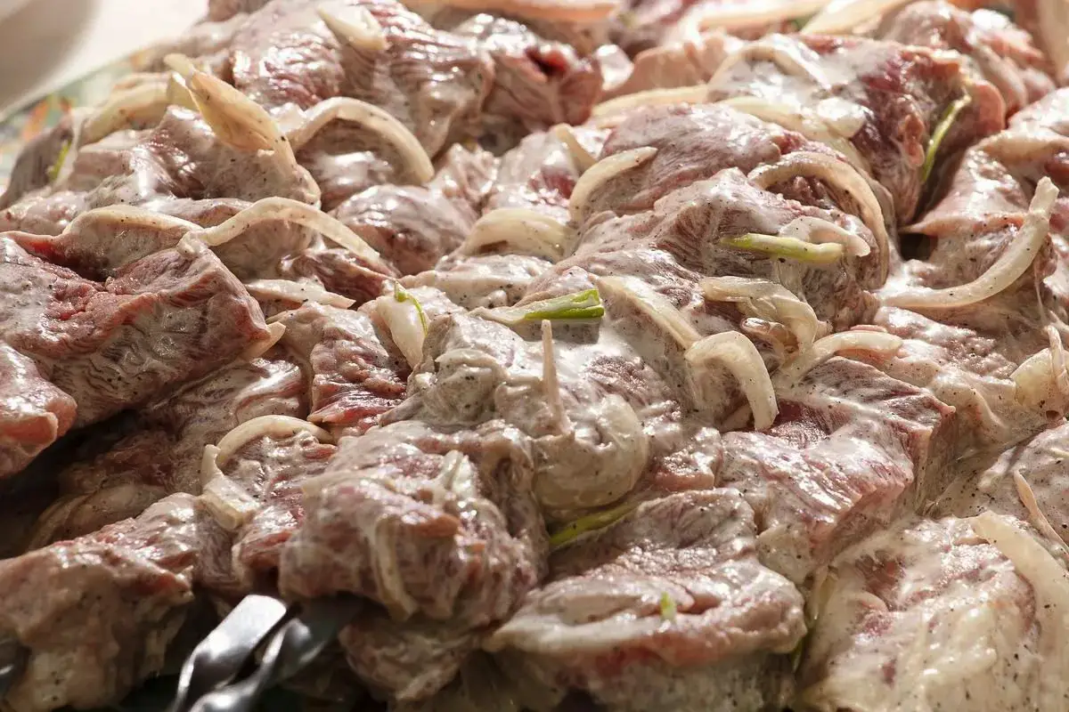 Luka, meta ali pivo: 7 resnično odličnih marinad za žar, ki jih morate preizkusiti