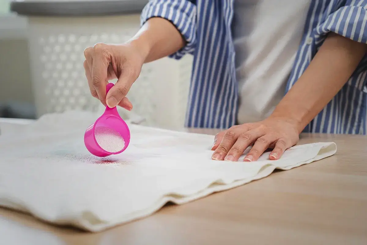 Kako odstraniti mastne madeže z oblačil: Praktični nasveti in triki