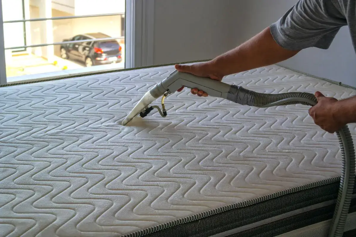 Kako očistiti matračo s samo dvema sestavinama: preprosta rešitev za madeže in vonjave