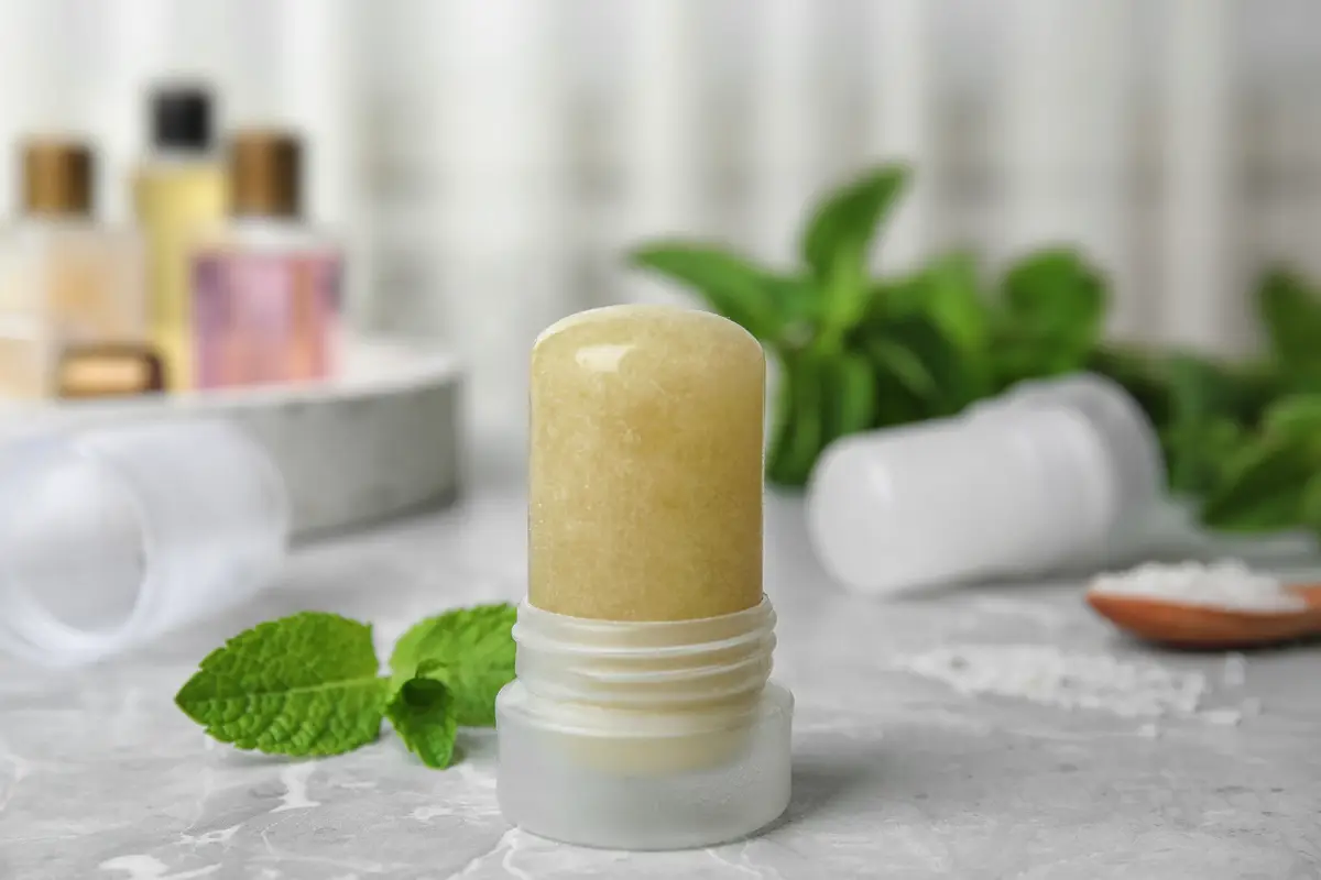 Kaj so mineralni dezodoranti in ali res odpravljajo vonj znoja?