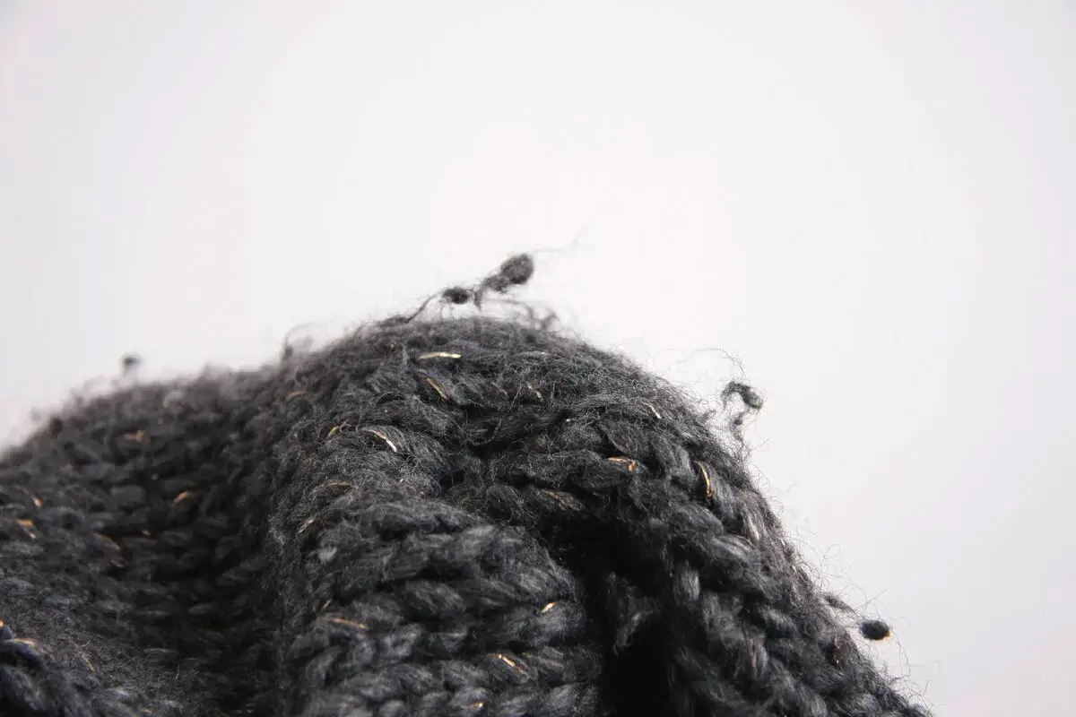 Zakaj se na oblačilih pojavljajo mucke in kako jih odstraniti