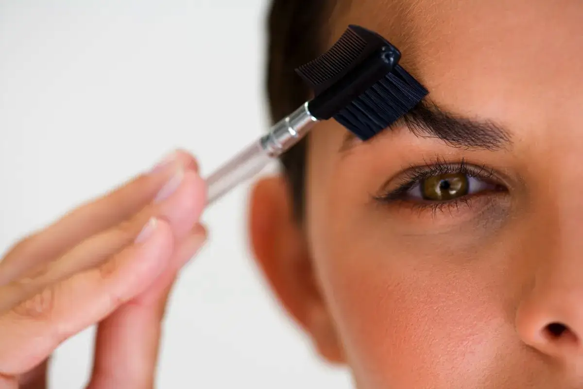 Kako pripraviti domače naravno olje za gostejše obrvi v nekaj tednih