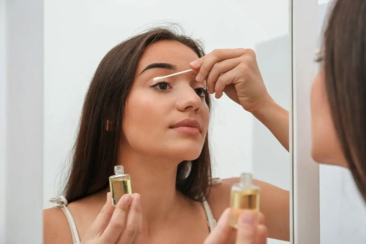 Kako pripraviti domače naravno olje za gostejše obrvi v nekaj tednih