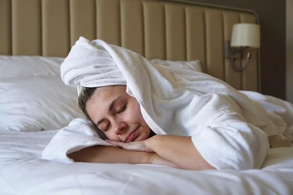 Zakaj ne smete spati z mokro glavo: Posledice, ki vas bodo presenetile