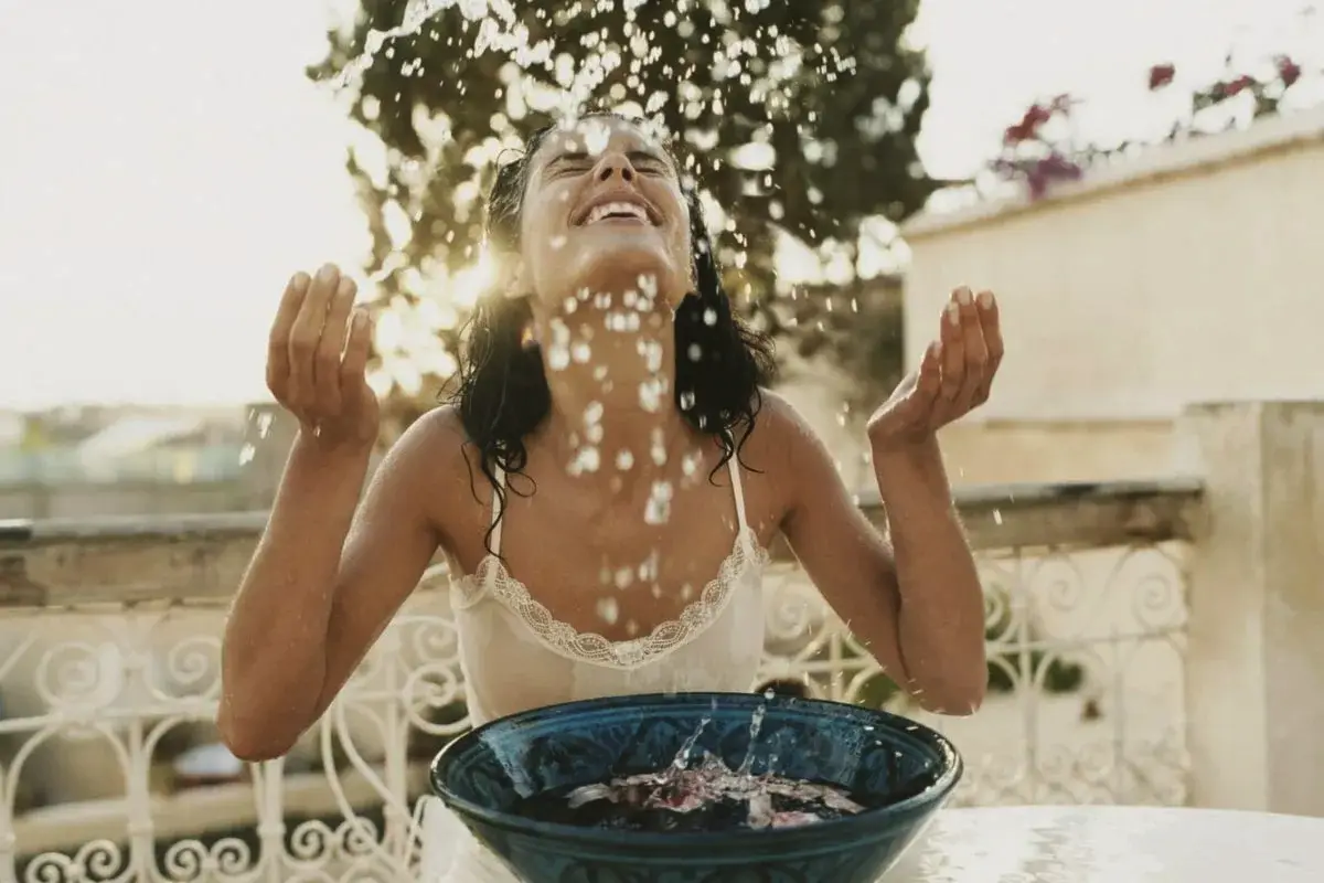 Kako pravilno negovati kožo poleti: preprosti nasveti za zaščito pred soncem in vročino