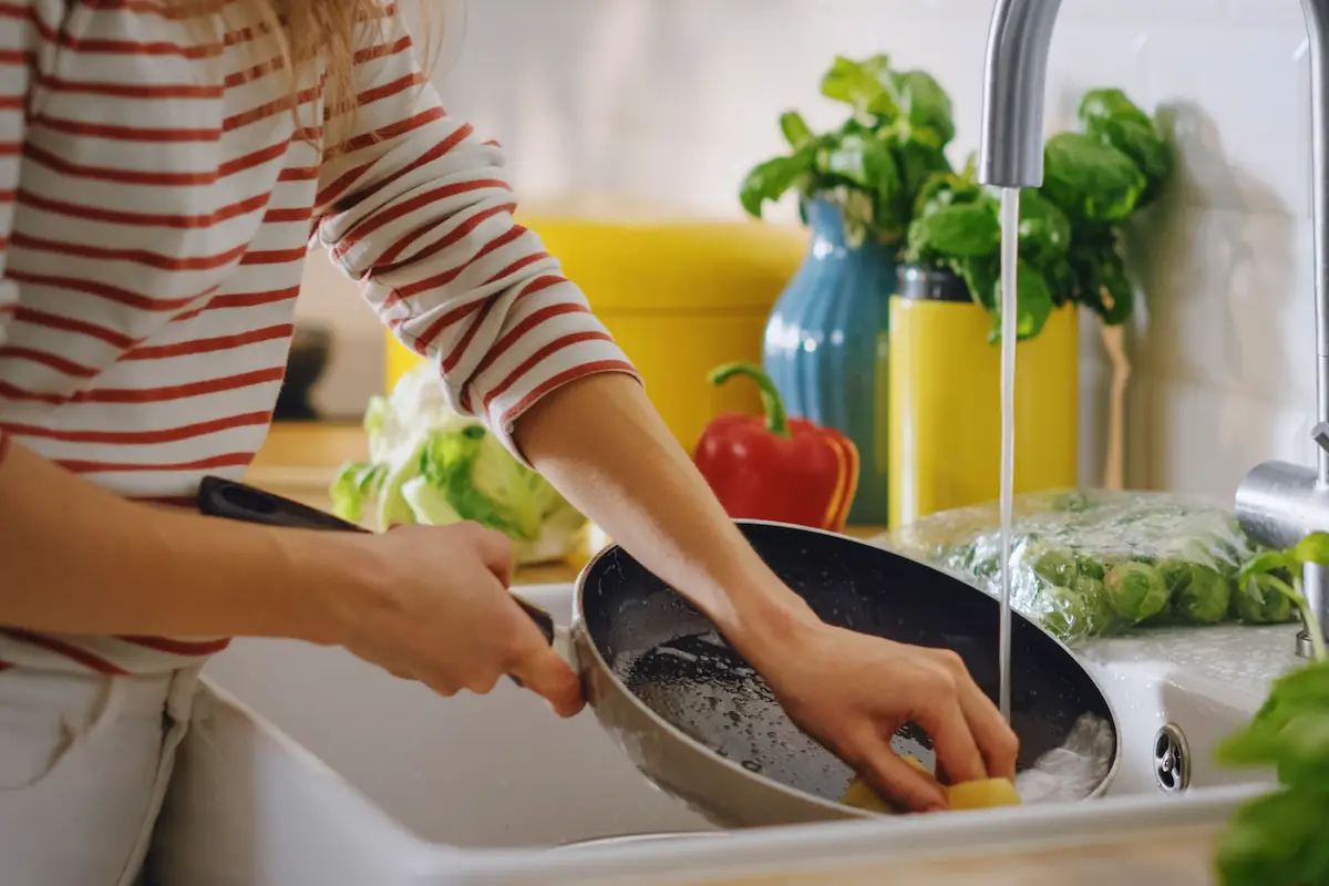 Pomiti ali ne pomiti? Zakaj je treba nove kuhinjske pripomočke pred uporabo oprati