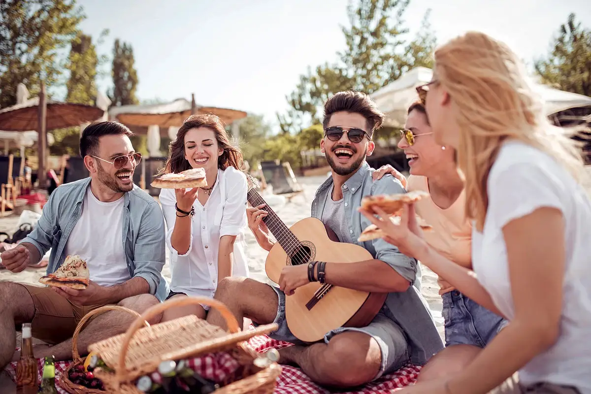 Kako ohraniti druženje s prijatelji, ko si na zdravem prehranjevanju: Nasveti nutricionistke