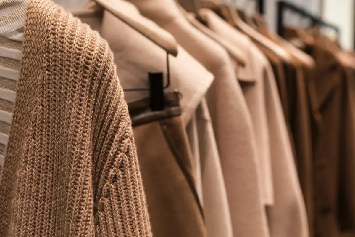 Zakaj se oblačila naelektrijo in kako preprečiti, da se krilo lepí na noge