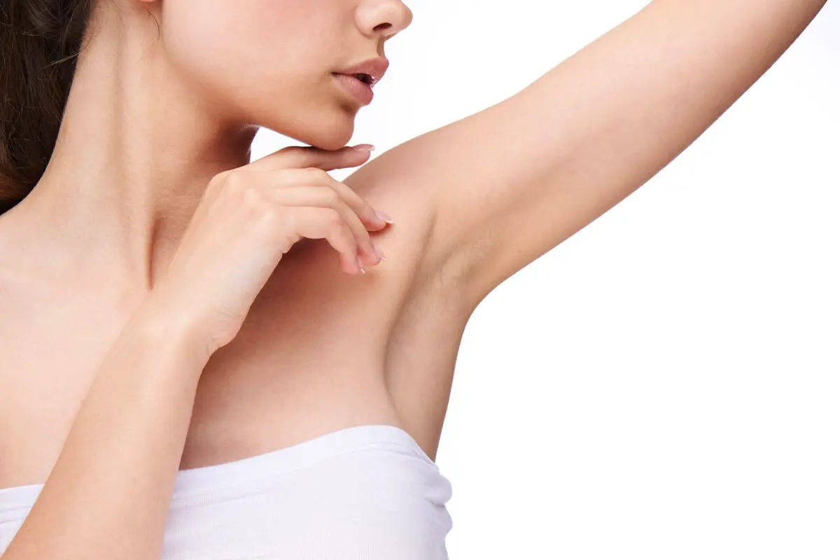 Kako obriti pazduhe za gladkost kot po laserski depilaciji: 5 pravil za popoln rezultat