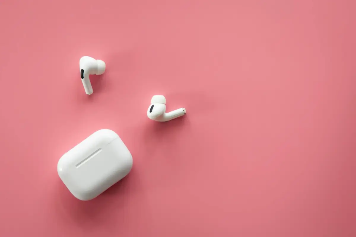 Kako očistiti slušalke AirPods, da bodo videti kot nove