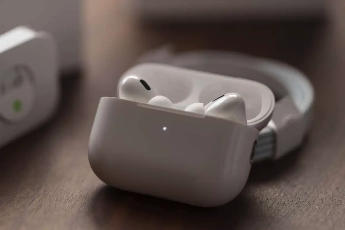 Kako očistiti slušalke AirPods, da bodo videti kot nove