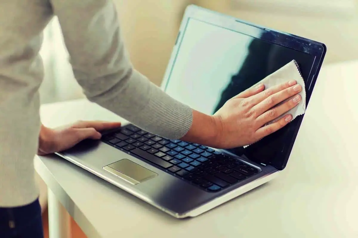 Kako in s čim očistiti zaslon televizorja, prenosnika in monitorja