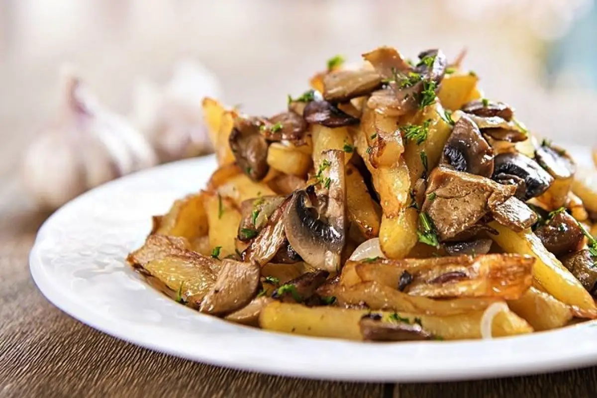 Ocvrti krompir z gobami v ponvi