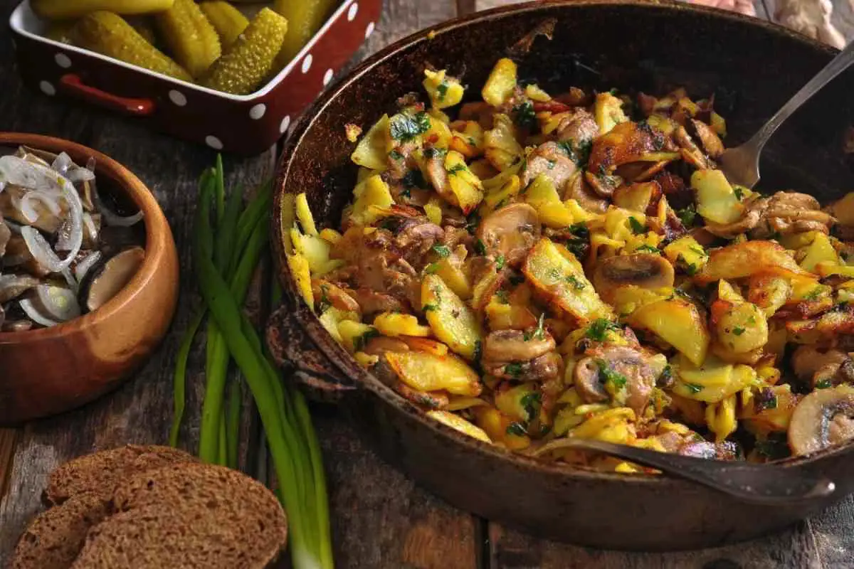 Ocvrti krompir z gobami v ponvi