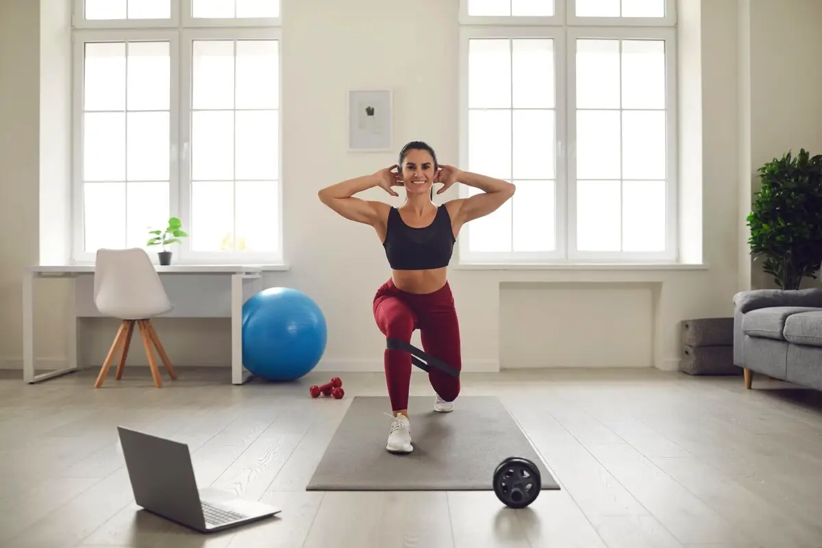 Ko se ti ne ljubi v telovadnico: 10 odličnih kardio vaj, ki jih lahko izvajaš doma