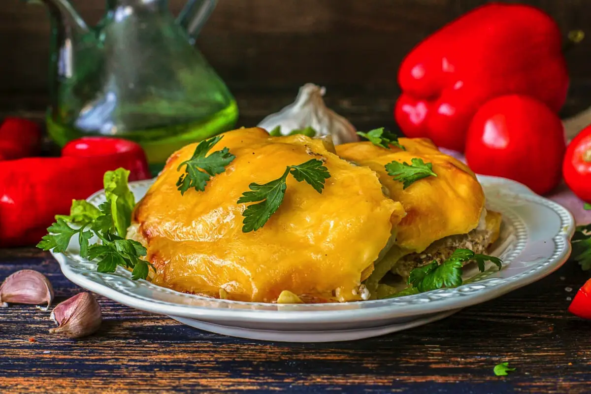 Sočne odrezke z ananasom in sirom: preprosta priprava, izjemno hitro pojedeni