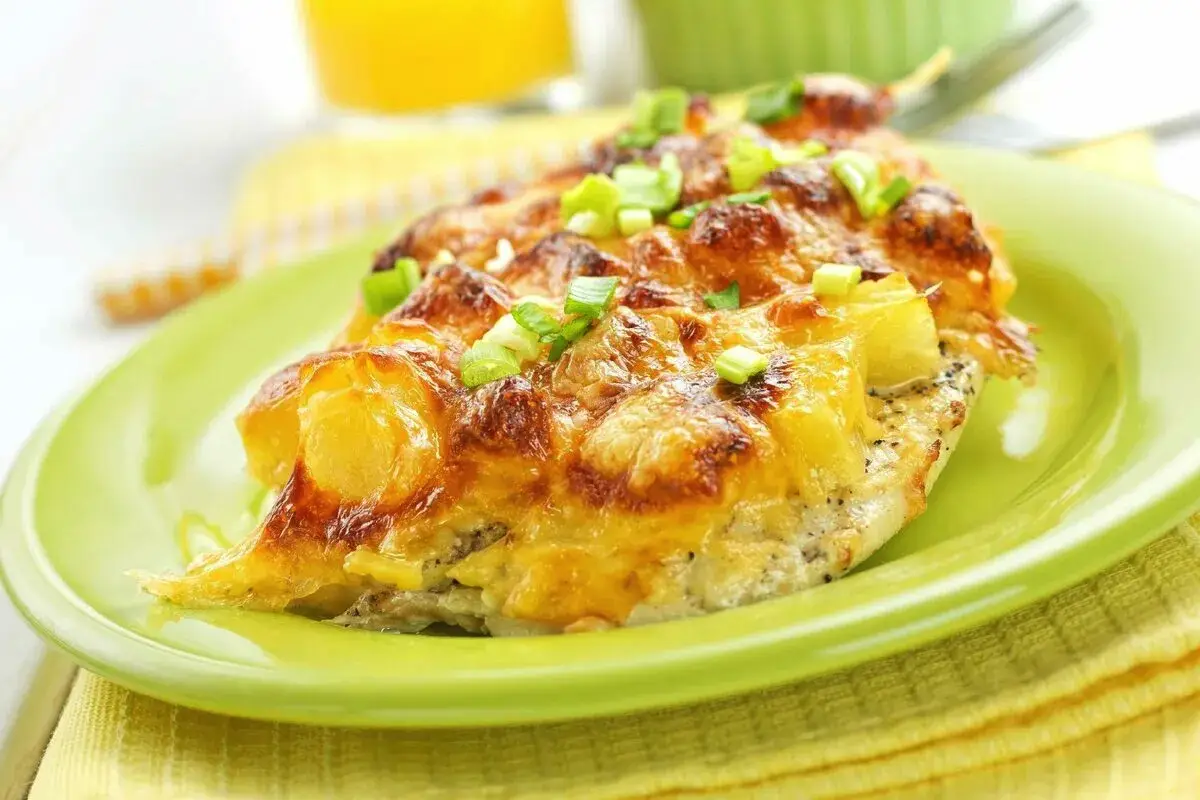 Sočne odrezke z ananasom in sirom: preprosta priprava, izjemno hitro pojedeni