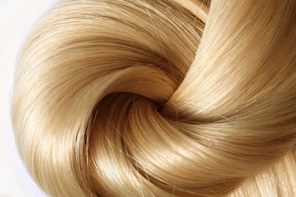 Napačen odtenek blond: od kod rumenkast ton in kako ga odpraviti?