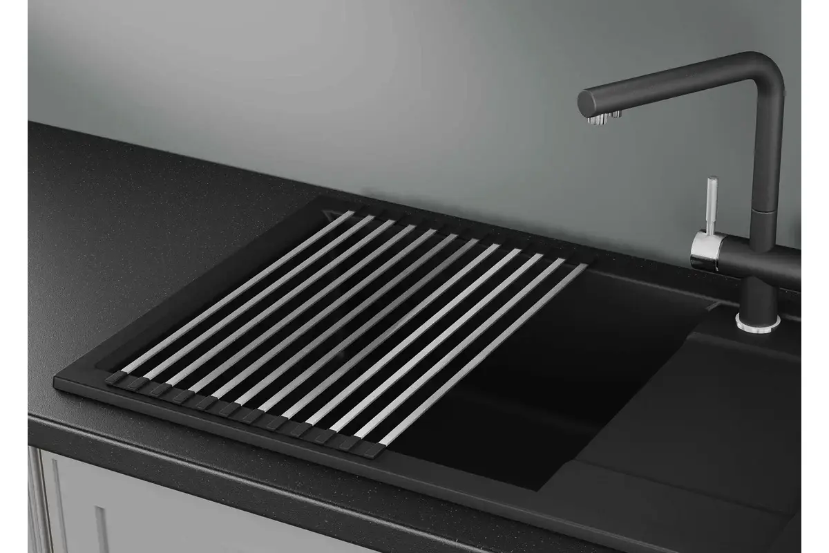 Uredite prostor okoli pomivalnega korita: 6 pametnih nakupov za vašo kuhinjo v letu 2025