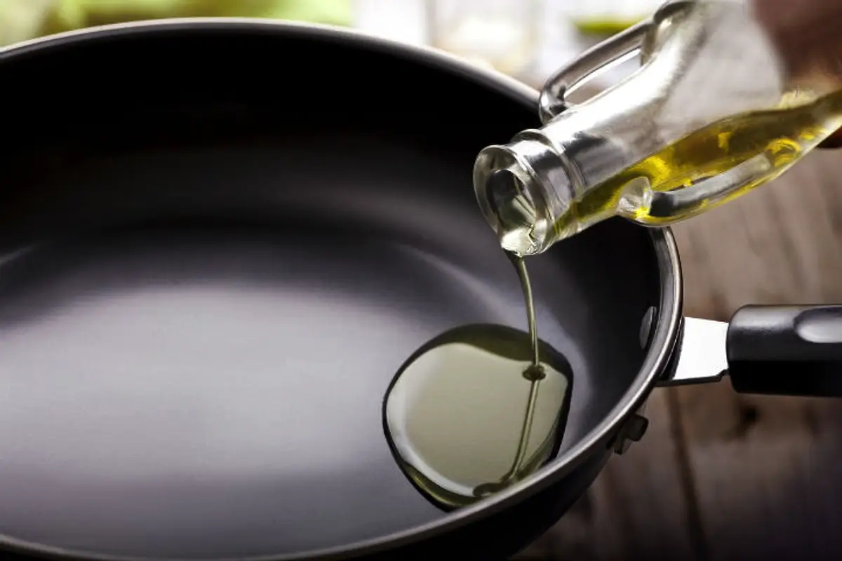 Kako pravilno odstraniti olje po cvrtju, da ne poškodujete cevi