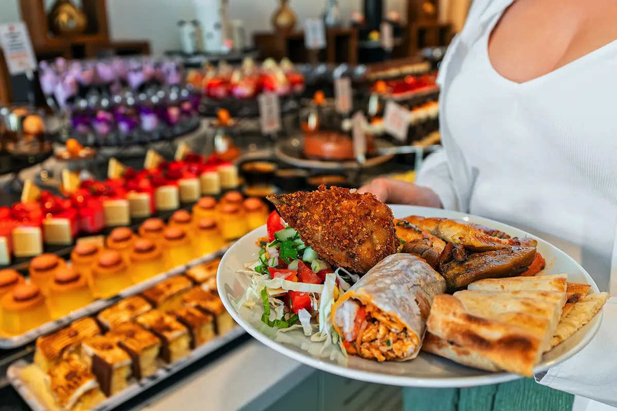 Kako na all-inclusive dopustu ostati v formi: Preprosti triki, da se izognete odvečnim kilogramom