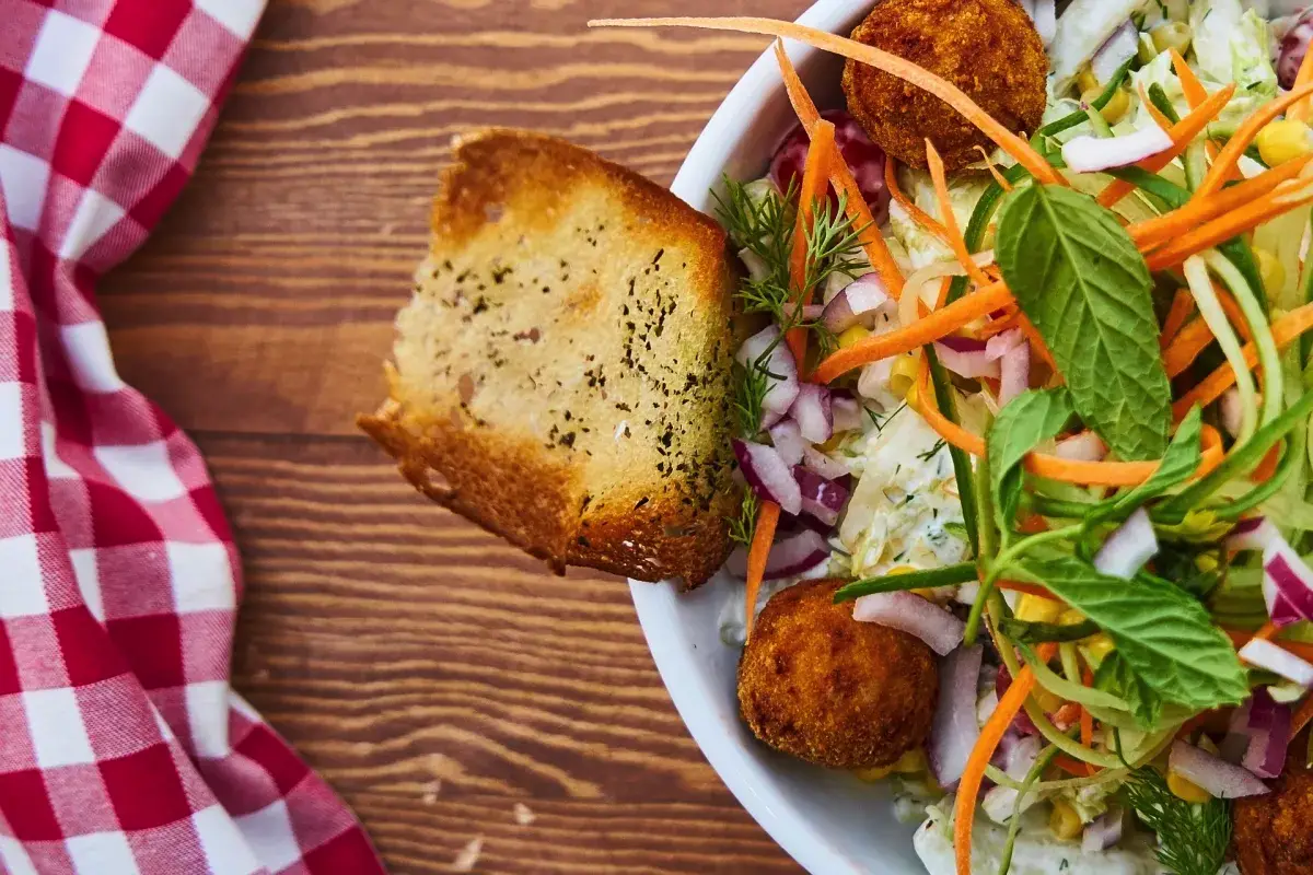 Ne dodaj tega v solato! 5 nevarnih sestavin, ki ovirajo hujšanje